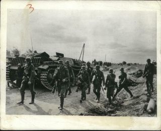 Wwii German Soldiers & Stug Iii Assault Gun On Eastern Front Press Photo - B283