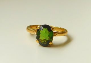A Antique 18ct Gold Ring Stone Set With A Green Peridot Stone