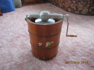 Vintage White Mountain 6 Quart Ice Cream Maker Freezer,  Hand Crank