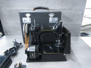 Vintage Singer Featherweight Model 221 Sewing Machine & Traveling Case 5