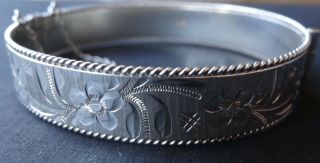 Vintage 925 Sterling Silver Forget Me Not Flower Engraved Bangle Bracelet - R29