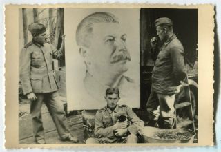 German Wwii Archive Photo: Wehrmacht Soldiers With Stalin Portrait
