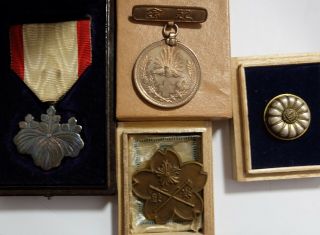 1904 - 5 Russia War Bronze Red Cross Medal Rising Sun Fire Dept Japanese Mum Badge