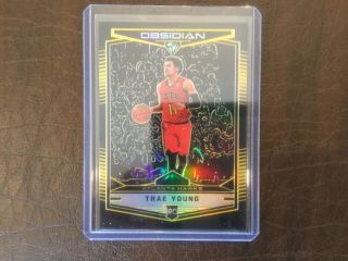 2018 - 19 Panini Chronicles Obsidian Trae Young Gold Rc 5/10 Rare Ssp