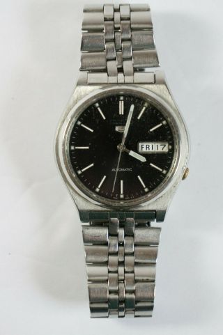 Vintage Seiko 5 Automatic Mens Watch w/ Day/Date Black and Face Silver Dail 5