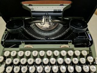 Vintage 1950s Smith Corona 5TE - Portable Electric Typewriter - GREEN Case & Key 4