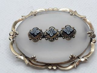 Antique Victorian 15ct Gold And Chalcedony Brooch.