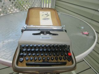 Vintage Olivetti Lettera 22 Portable Typewriter Gray In Case One Owner