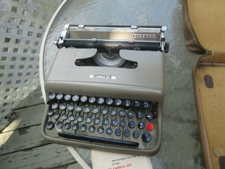 Vintage Olivetti Lettera 22 Portable Typewriter Gray In Case One Owner 5