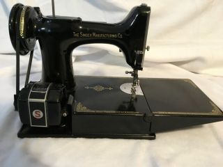 Singer Featherweight sewing machine 221 - 1 Vintage,  great 8