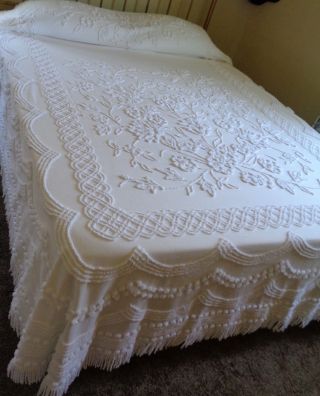 Vintage White Chenille Bedspread Cabin Craft Needle Tufted 89 X 104 Country