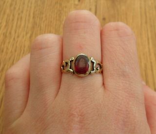 VINTAGE JEWELLERY EARLY 18CT GOLD 1.  5CT GARNET RING - FOR SCRAP OR WEAR 8