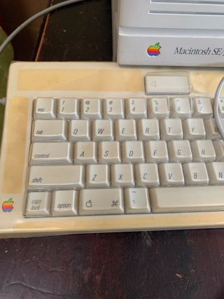Vintage Apple Macintosh SE/30 All in One PC M5119 With Software 3