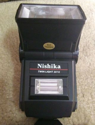Vintage Nishika N8000 35mm 3D Camera Twin Light 3010 Flash GREAT 7