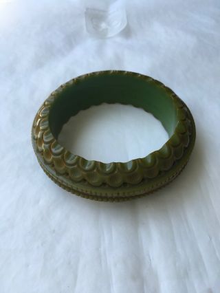 Vintage Bakelite Wide Pea Green Brass Ring Carved Bangle 65mm Bracelet