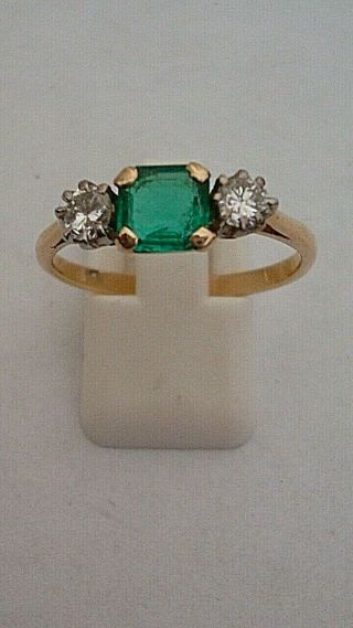 Vintage 18 Ct Cushion Cut 0.  76 Pts Emerald & Diamond 3 Stone Ring