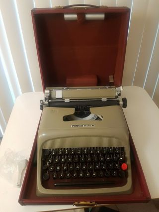 Pristine Vintage Olivetti Made In Italy Studio 44 Portable Typewriter Case Brush
