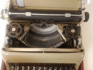 Pristine Vintage Olivetti Made In Italy Studio 44 Portable Typewriter Case Brush 4