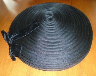 VINTAGE 1940s 50s BLACK MESH RIBBED TILT PLATTER HAT VELVET BOW HILDE` MADISON ' S 6