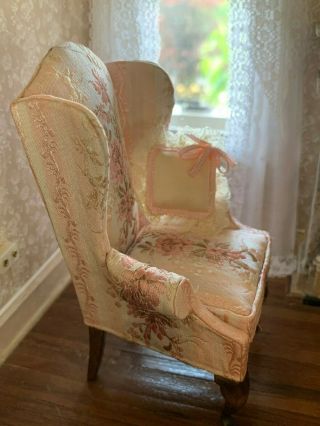 1986 Nellie Bell Miniature dollhouse Artisan Pink Silk Damask Wing Chair SIGNED 2