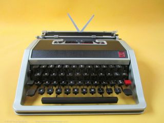 Olivetti Underwood Lettera 33 Vintage Typewriter 