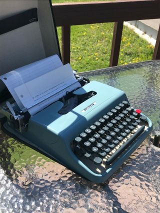 Vintage Blue OLIVETTI Ivera LETTERA 22 Typewriter Made In Italy with Travel Case 4