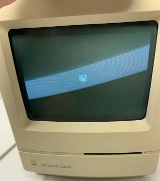 Vintage APPLE Macintosh CLASSIC M0420 All - in - One MAC Computer (1991) POWERS ON 2