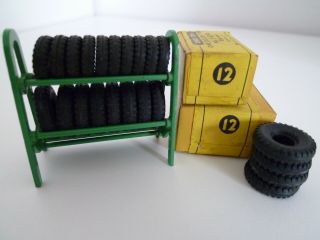 VINTAGE DINKY 786 DUNLOP TYRE RACK & BOXED TYRES ISSUED 1960 VGC 2