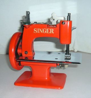 RARE VINTAGE RED SINGER SEWING MACHINE W/CLAMP,  NEEDLES,  & BOX 6