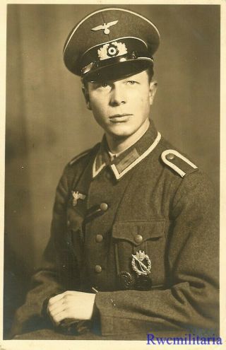Port.  Photo: Best Pic Wehrmacht Soldier W/ Sturmabzeichen,  Wound & Drl Badges