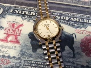 N.  Vintage Gucci 9000l Ladies Wristwatch Two Tone Bracelet Runs Strong