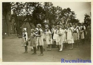 Rare: German Bdm Girls Truppe In Tradional Dresses Lined Up On Street