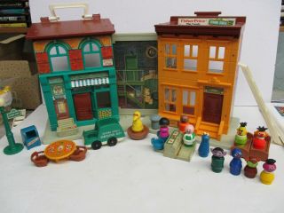 Vintage Fisher Price Sesame Street Family Play Neighborhood 938 Little People