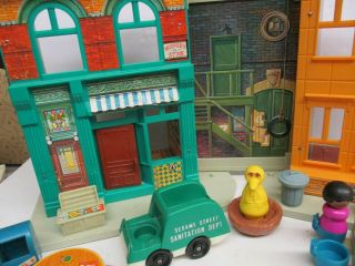 Vintage Fisher Price Sesame Street Family Play Neighborhood 938 Little People 4