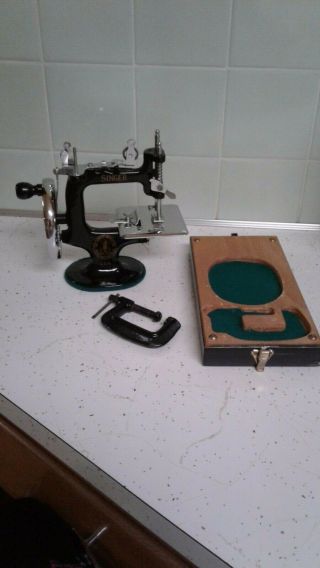 Vintage Singer Antique Mini Sewing Machine Model 20 With Case & Accessories 2