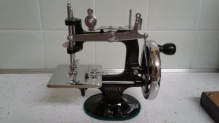 Vintage Singer Antique Mini Sewing Machine Model 20 With Case & Accessories 5