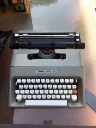 Vintage Olivetti Lettera 35i Portable Typewriter w/Bag & Box 2