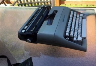 Vintage Olivetti Lettera 35i Portable Typewriter w/Bag & Box 6