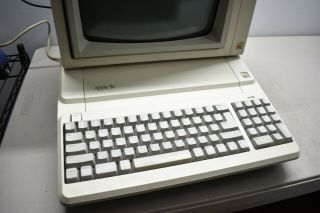 Vintage Apple IIe Computer & A2M6017 Monochrome Monitor - Powers On 3