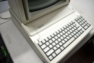 Vintage Apple IIe Computer & A2M6017 Monochrome Monitor - Powers On 4