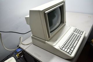 Vintage Apple IIe Computer & A2M6017 Monochrome Monitor - Powers On 8