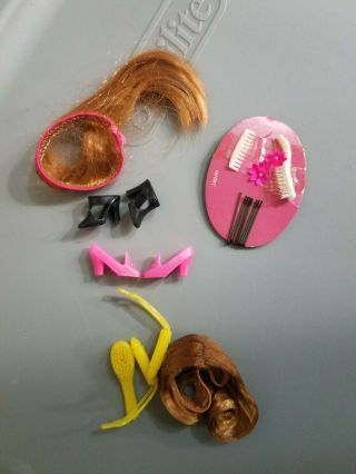 VERY RARE 1971 EXCLUSIVE HAIR HAPPENIN ' S BARBIE WITH ACCESSORIES. 2