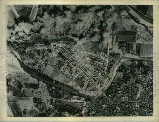 1943 Press Photo Aerial View Of Bombing Raid Over Benevento,  Italy - Tuw01155