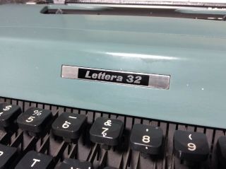 Vintage Olivetti Lettera 32 Portable Typewriter w/ Case Great 2