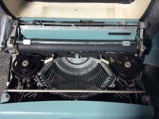 Vintage Olivetti Lettera 32 Portable Typewriter w/ Case Great 4