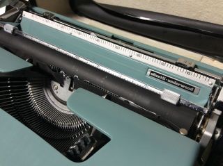 Vintage Olivetti Lettera 32 Portable Typewriter w/ Case Great 5