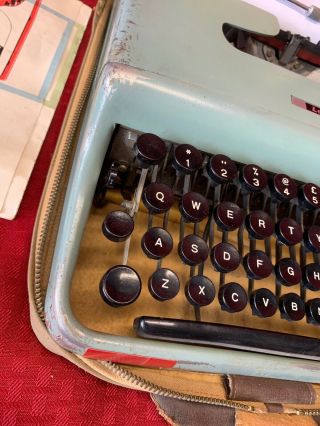 Vintage Blue OLIVETTI Ivera LETTERA 22 Typewriter Made In Italy with Travel Case 2
