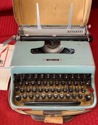 Vintage Blue OLIVETTI Ivera LETTERA 22 Typewriter Made In Italy with Travel Case 8