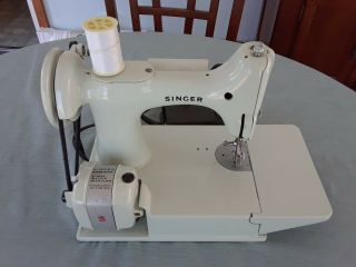 Vintage Singer 221k White Featherweight Sewing Machine & case 2