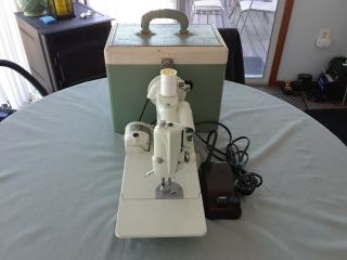 Vintage Singer 221k White Featherweight Sewing Machine & case 3